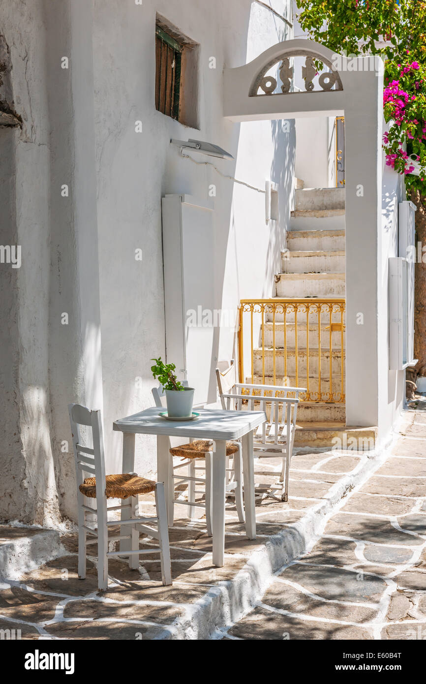 Tisch und Stühle im Freien ein typisches Haus in Mykonos, Kykladen, Griechenland Stockfoto