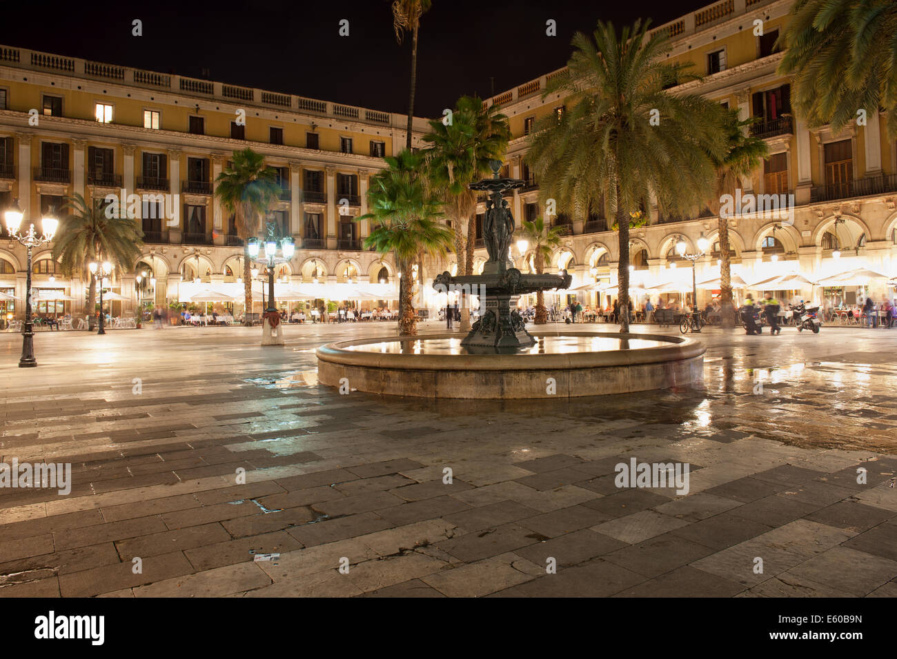 Placa Reial nachts im gotischen Viertel in Barcelona, Katalonien, Spanien. Stockfoto