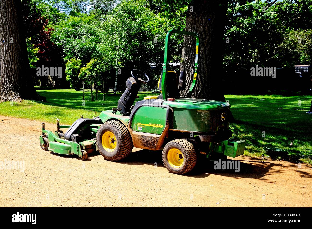 Grün-Dienstprogramm Traktor Rasenmäher, Oxford, Oxfordshire, England, Vereinigtes Königreich, West-Europa. Stockfoto