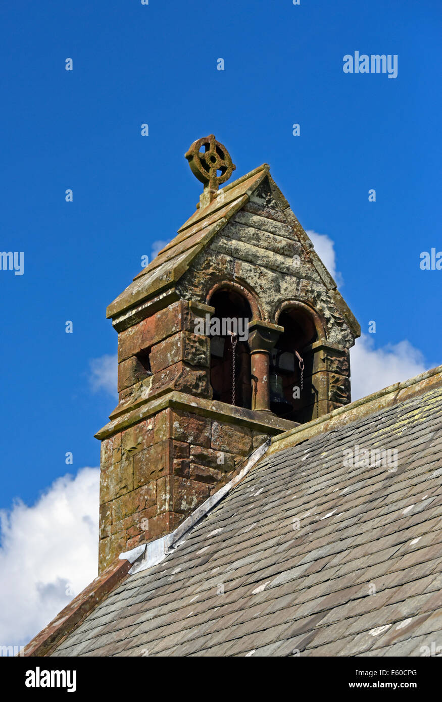 Doppelte Glockenstuhl. Kirche des Heiligen Johannes des Täufers. Croglin, Cumbria, England, Vereinigtes Königreich, Europa. Stockfoto