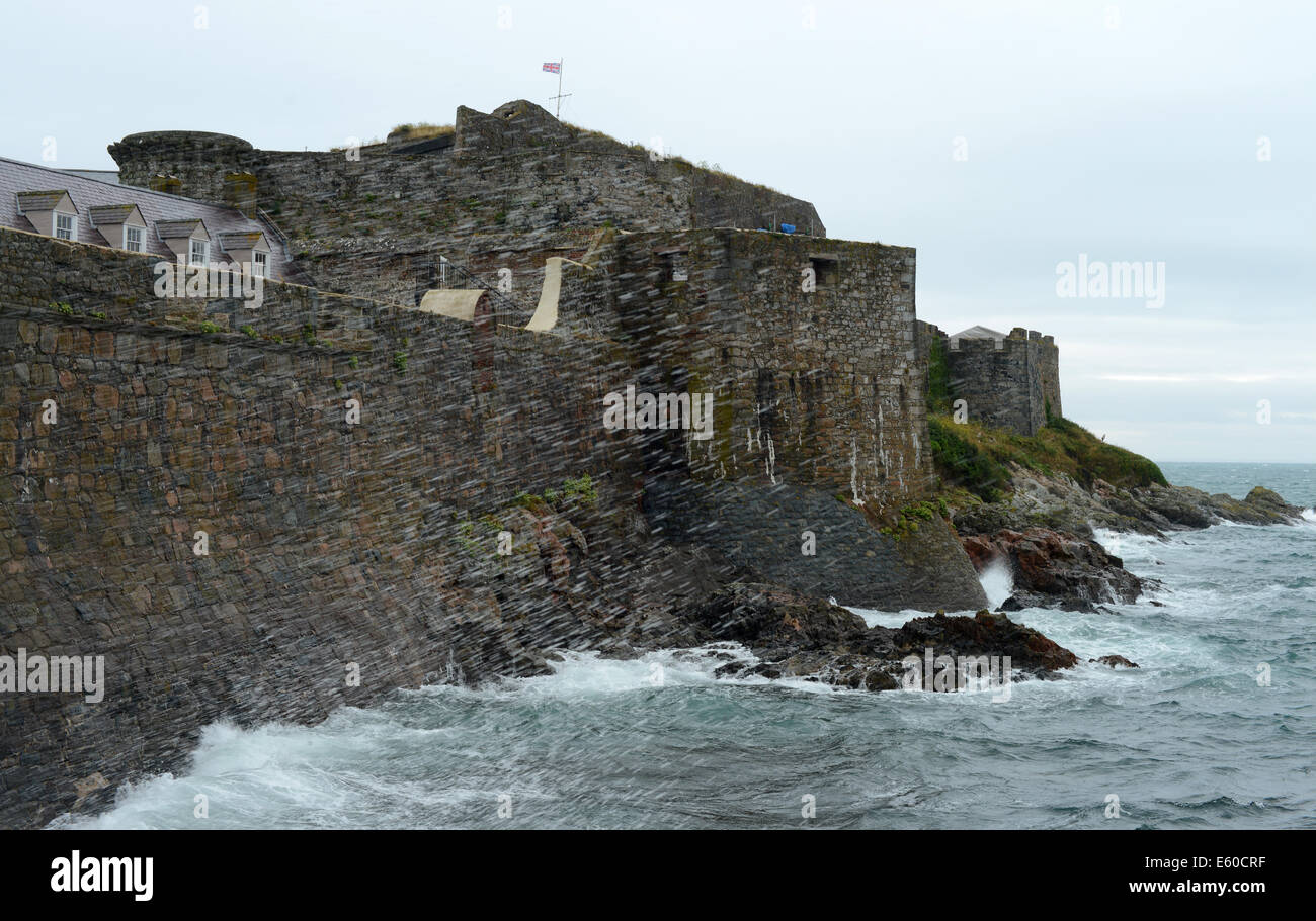 St Peter Port, Guernsey, Channel Islands. 10. August 2014. Castle Cornet in St Peter Port, Guernsey ist durch ex-Hurrikan Bertha zerschlagen wie es geht über Guernsey bringen starke Winde und schwere Regen. Es soll relativ schnell vorbei und fahren Sie Richtung Norden nach Osten in Richtung Schottland und Nord-Ost. © Robert Smith Stockfoto