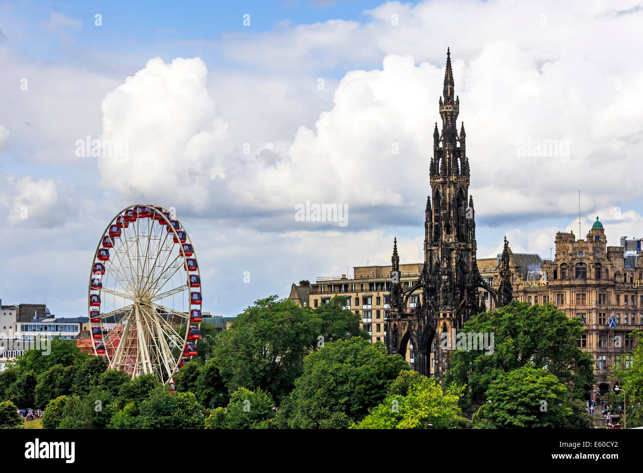 Blick Richtung Princes Street Gardens mit Scott Monument und das Rad von der nahe gelegenen Kirmes, Edinburgh, Scotland, UK Stockfoto