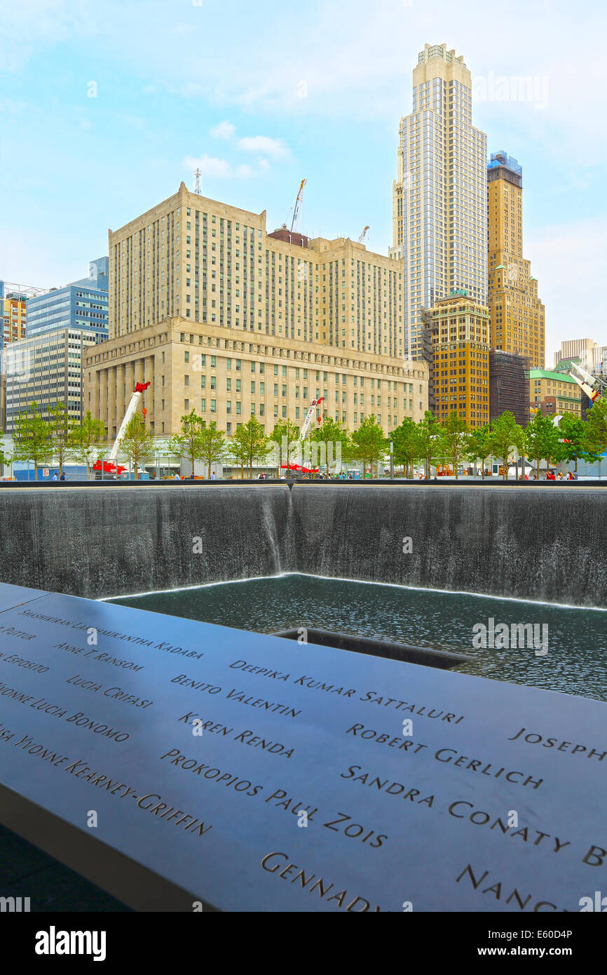 NEW YORK, NY - 21. Mai 2014: Memorial Park in New York City besteht aus zwei Pools mit Wasserfällen 30 ft. Namen der Opfer sind ins Stockfoto