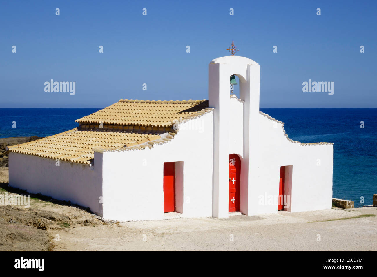 Zakynthos, Griechenland - St. Nikolaus, Vassilikos. Weiße Kapelle von Agios Nikolaos. Stockfoto