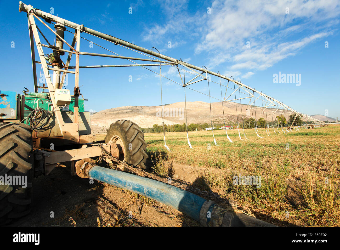 Mobile-Bewässerung-Roboter in einem Feld. Fotografiert in der Jesreel-Tal, Israel Stockfoto