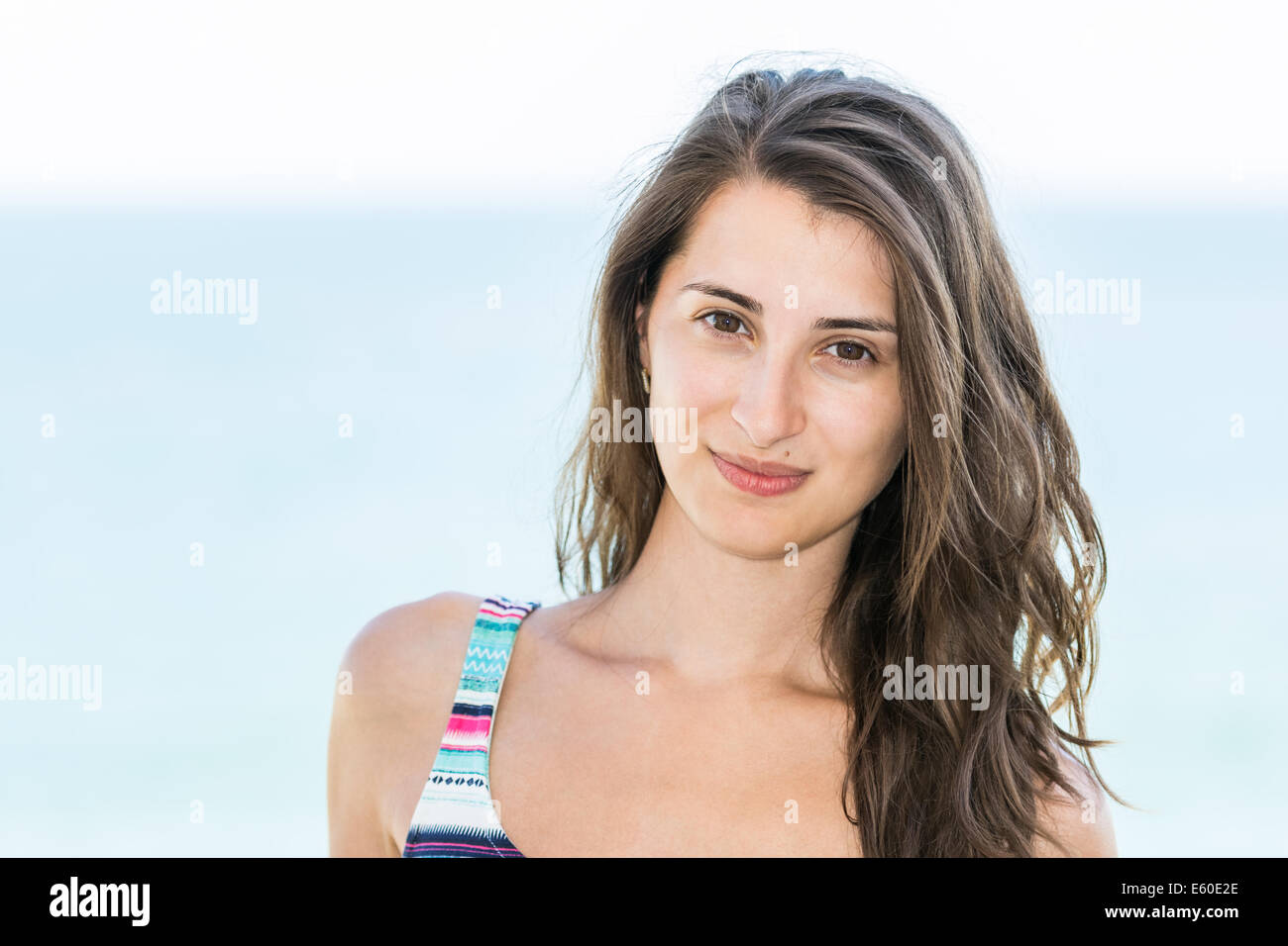 Schönes glückliches Mädchen Portrait mit Meer Hintergrund Stockfoto