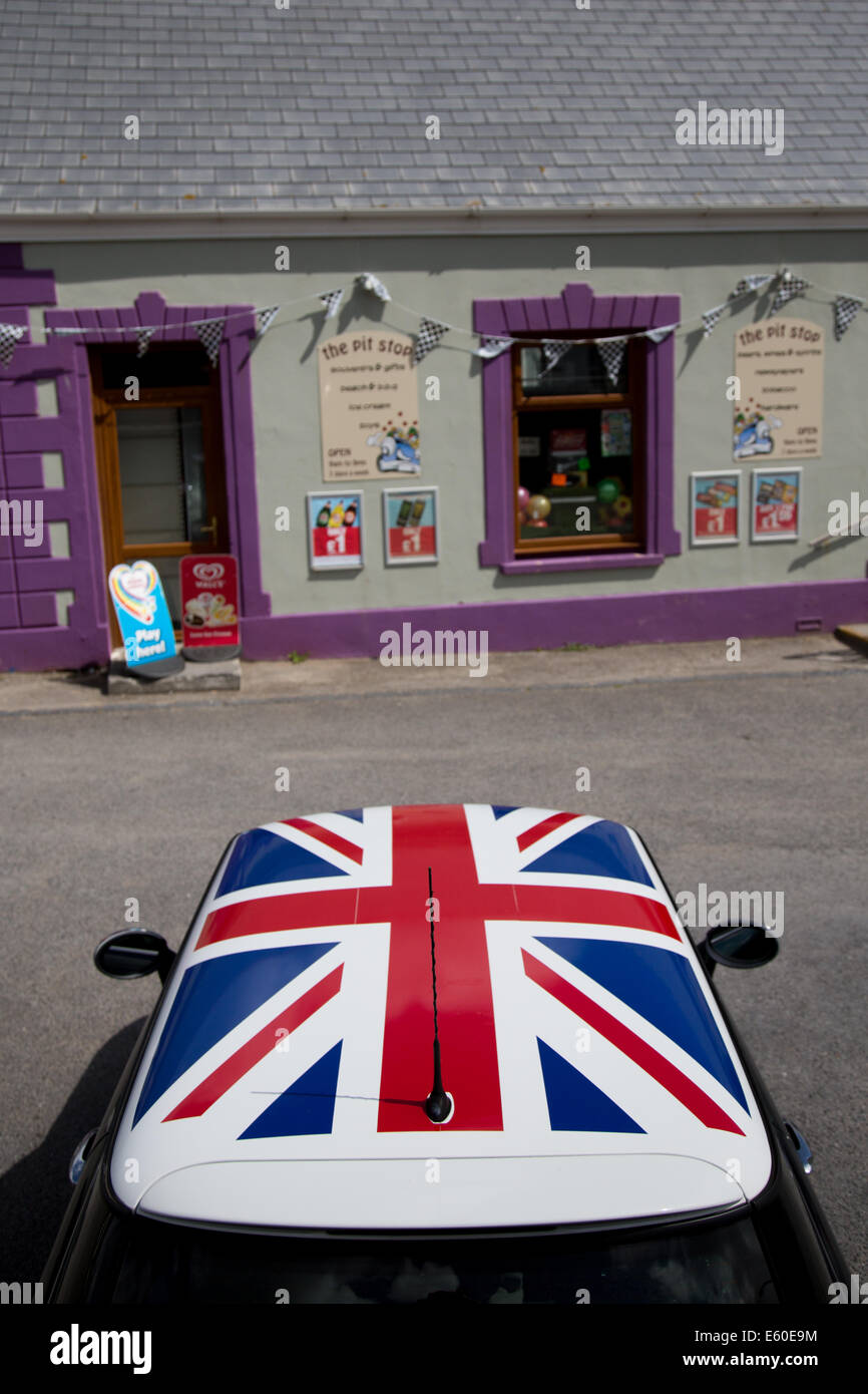 Mini mit Union Jack Dach außen ein Convenience-Store in Pendine, Wales. Stockfoto