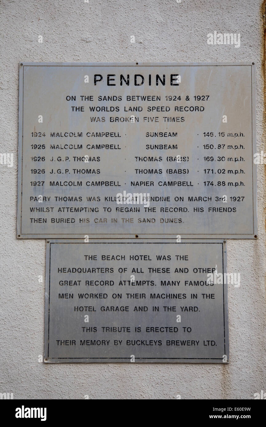 Welt Land Speed Record Plaketten an der Wand des berühmten Beach Hotel in Pendine Sands, Wales Stockfoto