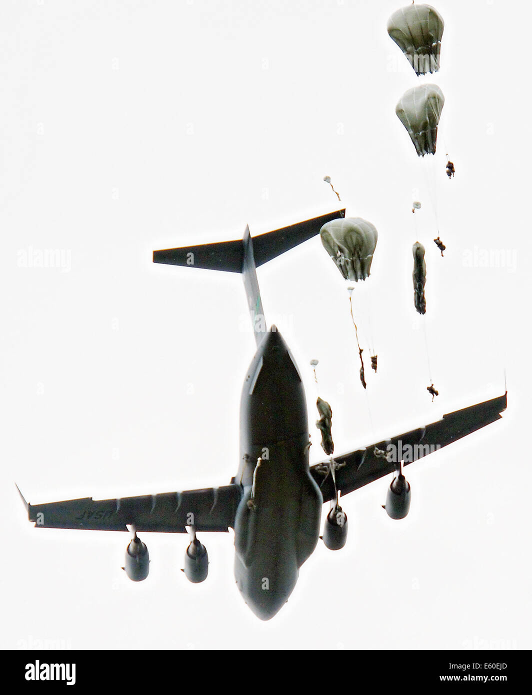Ein Flugzeug der US Air Force c-17 Globemaster III fällt Soldaten über Malemute Drop-Zone während ein schweres Gerät Tropfen und Fallschirm Angriff Übung auf der gemeinsamen Basis Elmendorf-Richardson 23. Juli 2014 in Anchorage, Alaska. Stockfoto