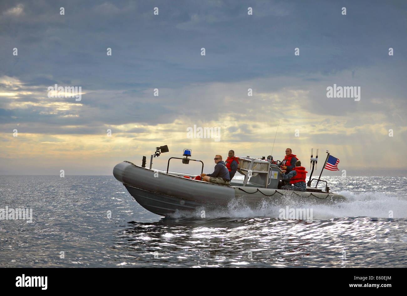 US Navy Matrosen und Explosive Ordnance Disposal Taucher teilnehmen in der zweiten im Gange Recovery Test für die NASA Orion Raumfahrzeug Programm 3. August 2014 im Pazifischen Ozean vor der Küste von San Diego. Dies war die zweite auf See für das Orion Crew-Modul mit ein gut Deck-Recovery-Methode testen. Stockfoto