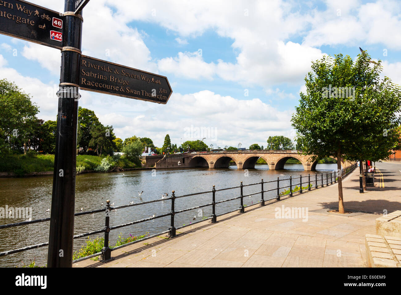 Worcester Stadt Fluss Severn Sabrina Brücke und Straße unterzeichnen UK England Stockfoto