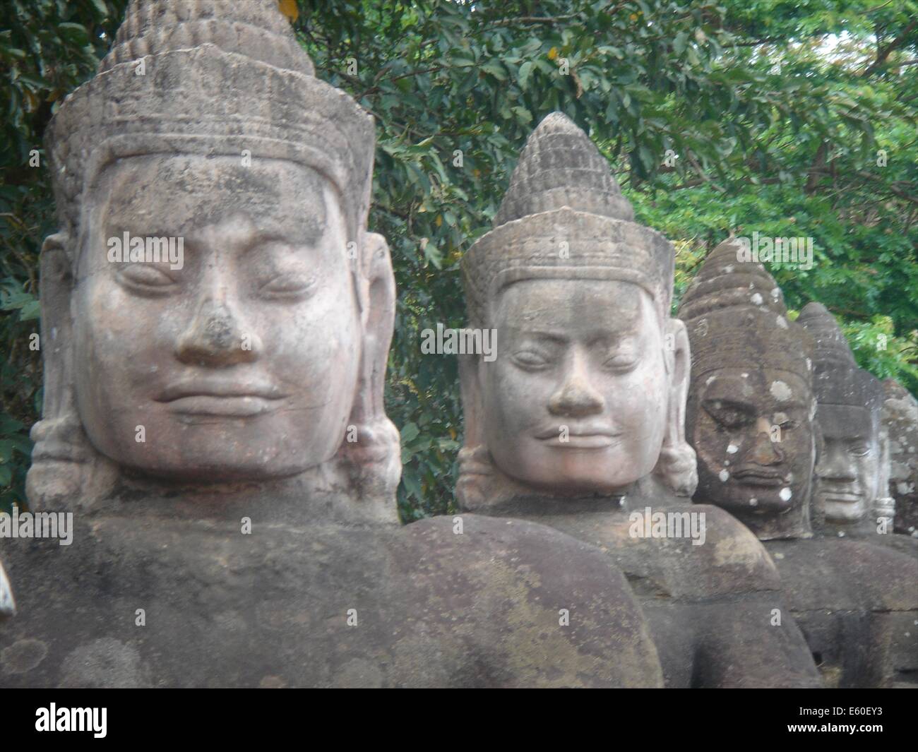 Khmer Bayon Statuen am Südtor von Angkor Thom und Preah Khan, Teil des Komplexes Angkor, Siem Reap, Kambodscha Stockfoto