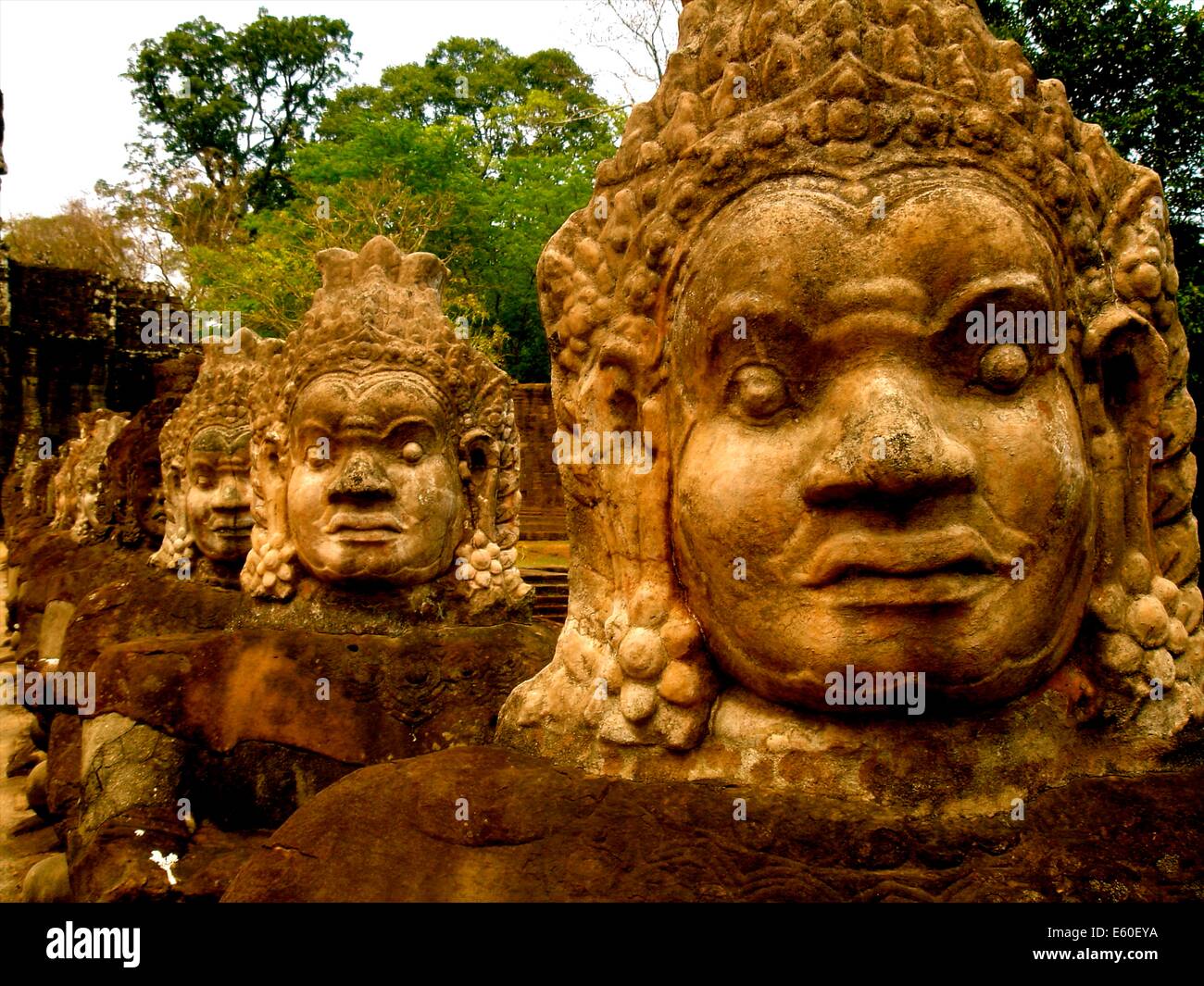 Khmer Bayon Statuen am Südtor von Angkor Thom und Preah Khan, Teil des Komplexes Angkor, Siem Reap, Kambodscha Stockfoto