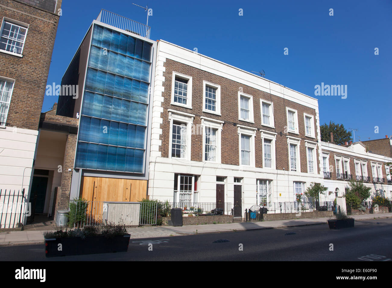 Zeitgenössische Gebäude unter viktorianischen Häuser in einer Periode Terrasse, Nord-London Stockfoto