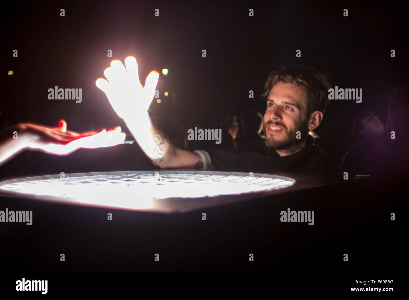 Man spielt mit einem der Suchscheinwerfer Stockfoto