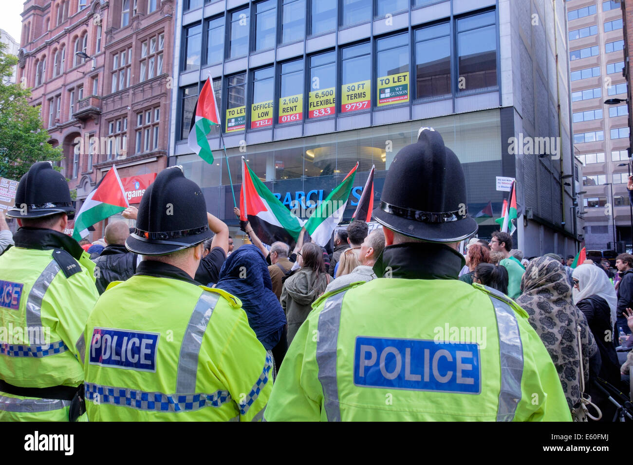 Manchester, UK. 9. August 2014. Polizei-Surround und beobachten Sie Hunderte von Demonstranten protestieren außerhalb Barclays Bank in der Market Street. Die Demonstranten werfen die Bank unterstützen die Israelis Credit: Realimage/Alamy Live News Stockfoto