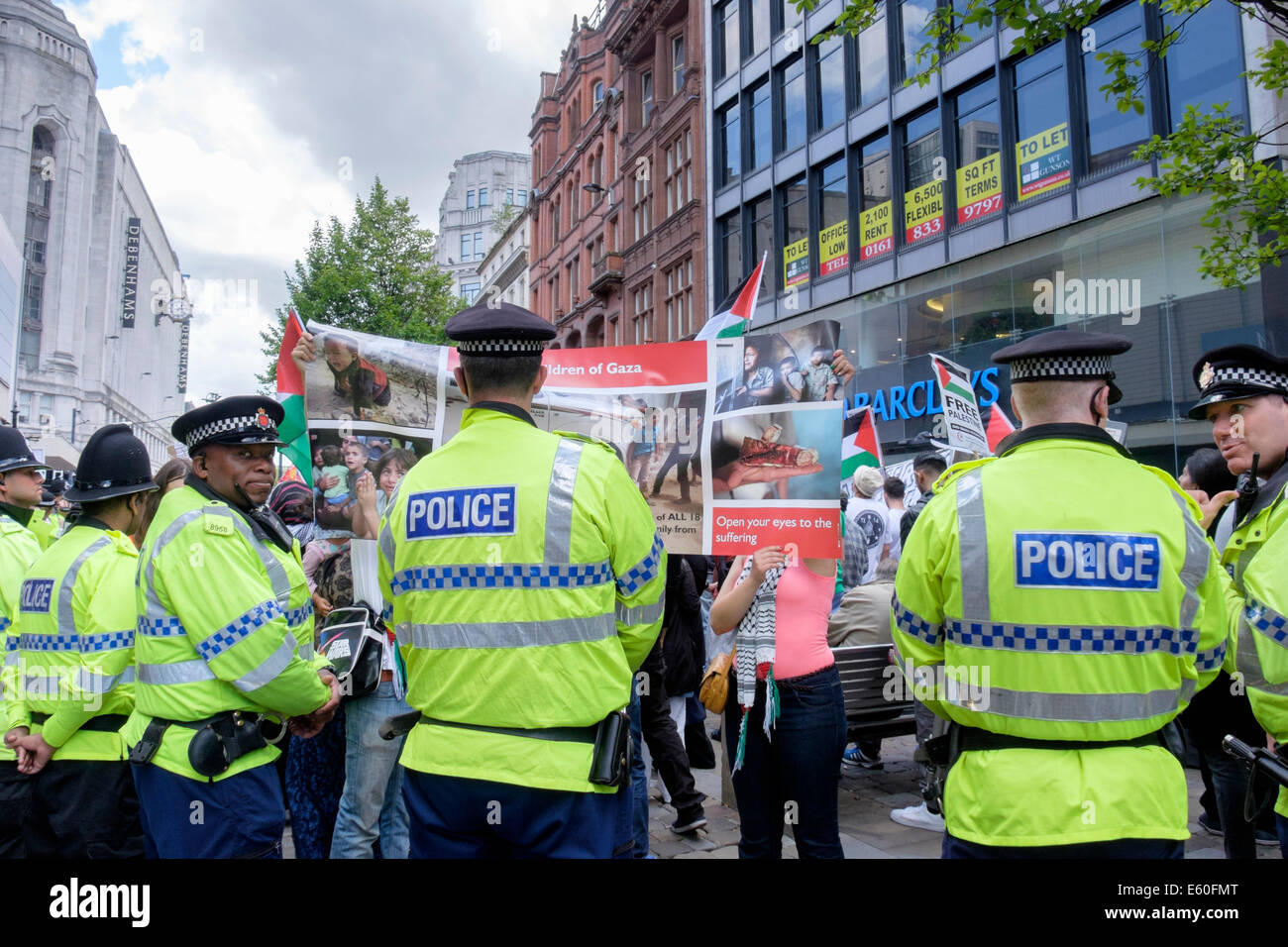 Manchester, UK. 9. August 2014. Polizei-Surround und beobachten Sie Hunderte von Demonstranten protestieren außerhalb Barclays Bank in der Market Street. Die Demonstranten werfen die Bank die Israelis zu unterstützen. Bildnachweis: Realimage/Alamy Live-Nachrichten Stockfoto