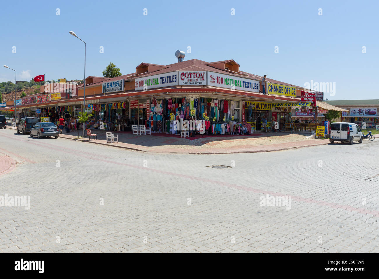 Läden mit Kleidung, Schmuck, Strickwaren und Souvenirs auf der anatolischen Küste. Avsallar. Turkei Stockfoto