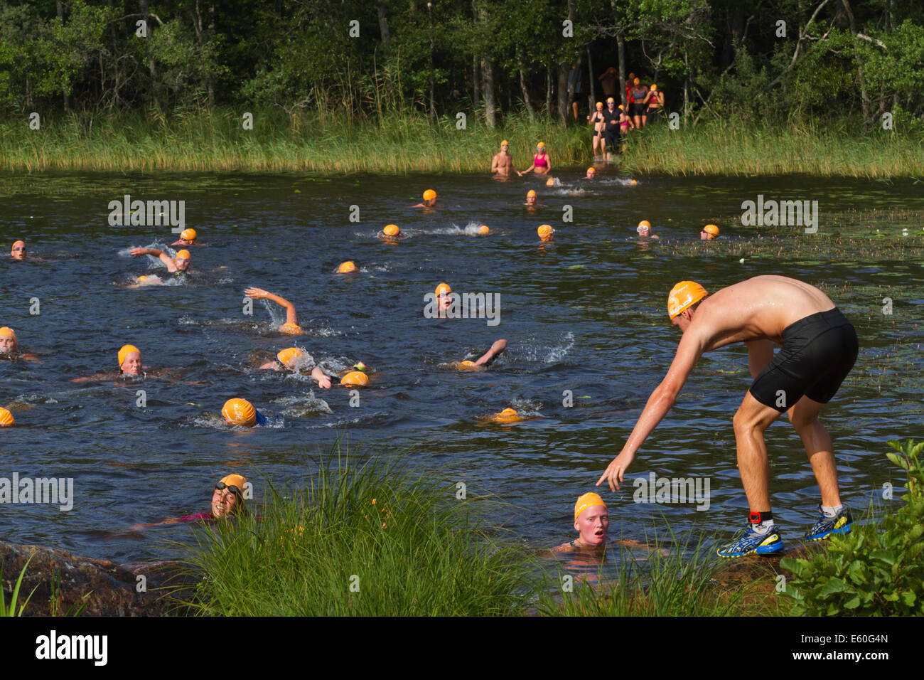 Menschen, die im Wettbewerb mit Ångaloppet, einen Swimrun-Wettbewerb, wo Sie an Land laufen und Schwimmen in Seen und im Meer mehrmals. Stockfoto