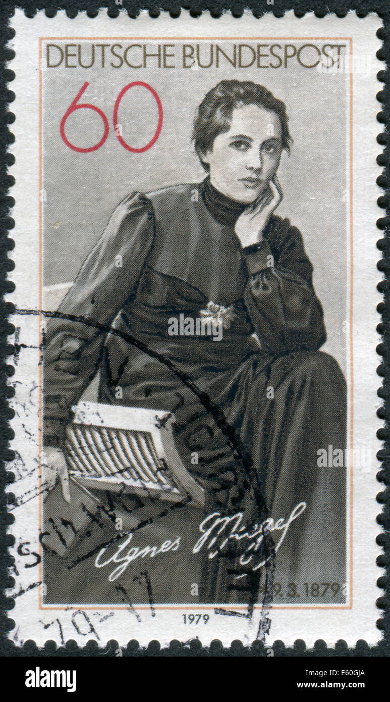 Briefmarke gedruckt in Deutschland, zeigt die Dichterin Agnes Miegel, ca. 1979 Stockfoto