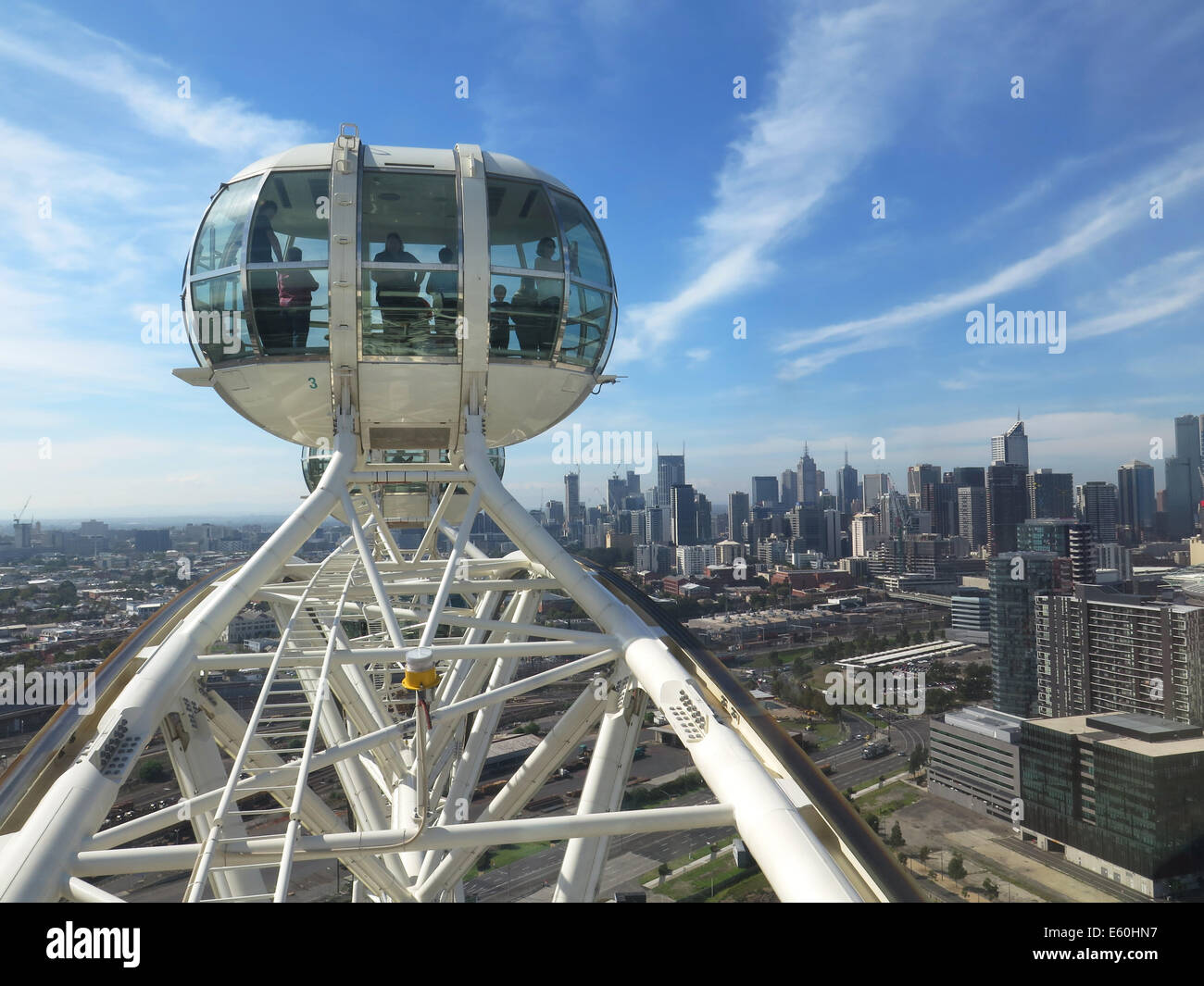 Blick auf eine Kabine auf der Melbourne Star Observation Wheel, Melbourne und Melbourne CBD Stockfoto