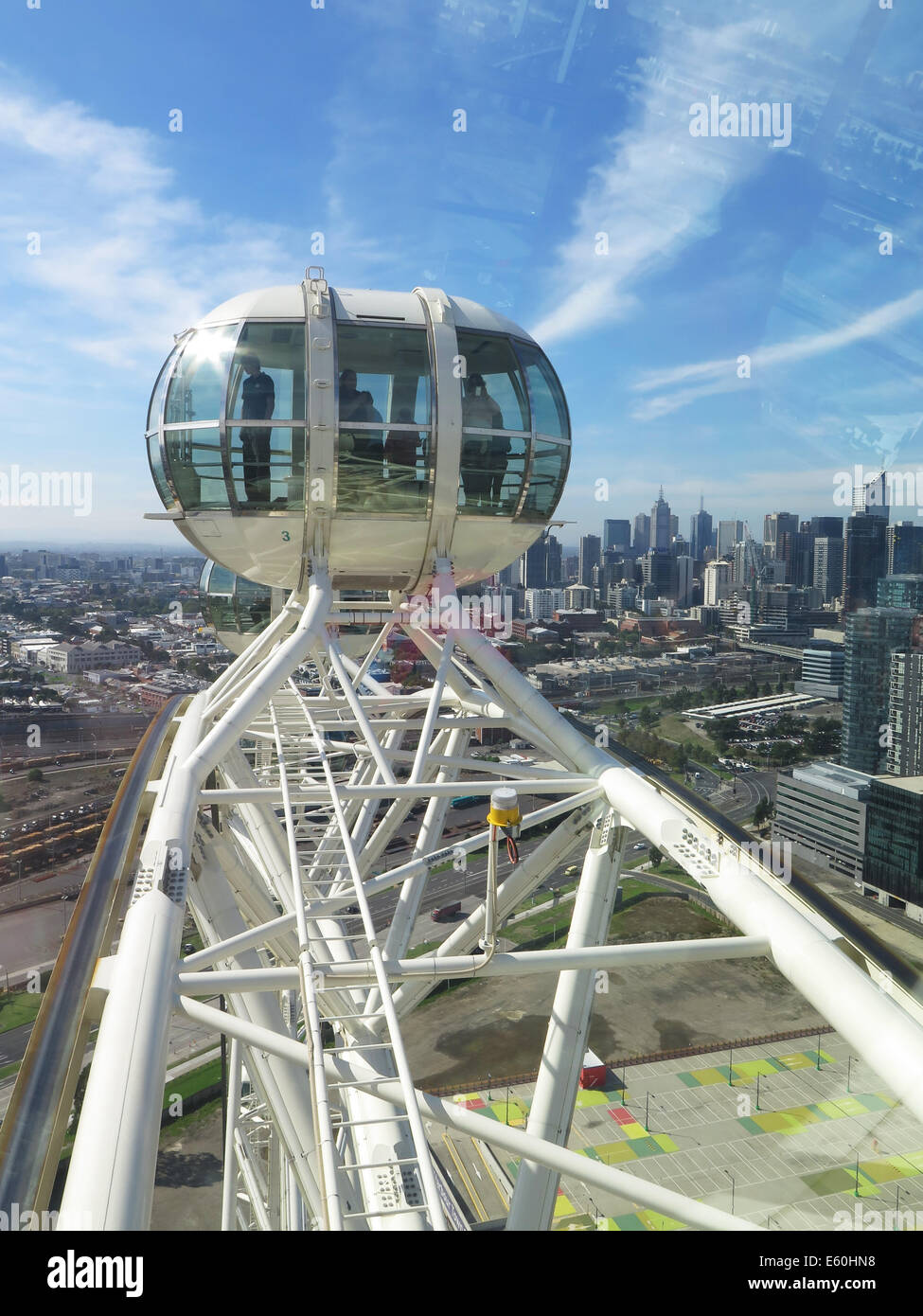 Blick auf eine Kabine auf der Melbourne Star Observation Wheel, Melbourne und Melbourne CBD Stockfoto