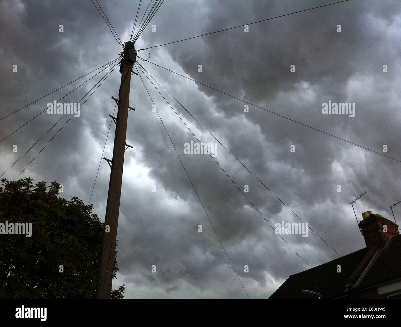 Watford, UK. 10. August 2014. Reste der Hurrikan Bertha übergehen Häuser in Watford. Bildnachweis: Michael Matthews/Alamy Live-Nachrichten Stockfoto