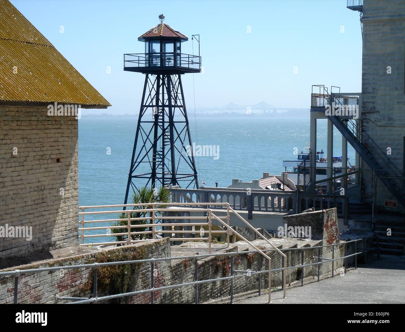 Der Wachturm am Eingang zur Insel Alcatraz, Offshore-aus San Francisco, Kalifornien Stockfoto