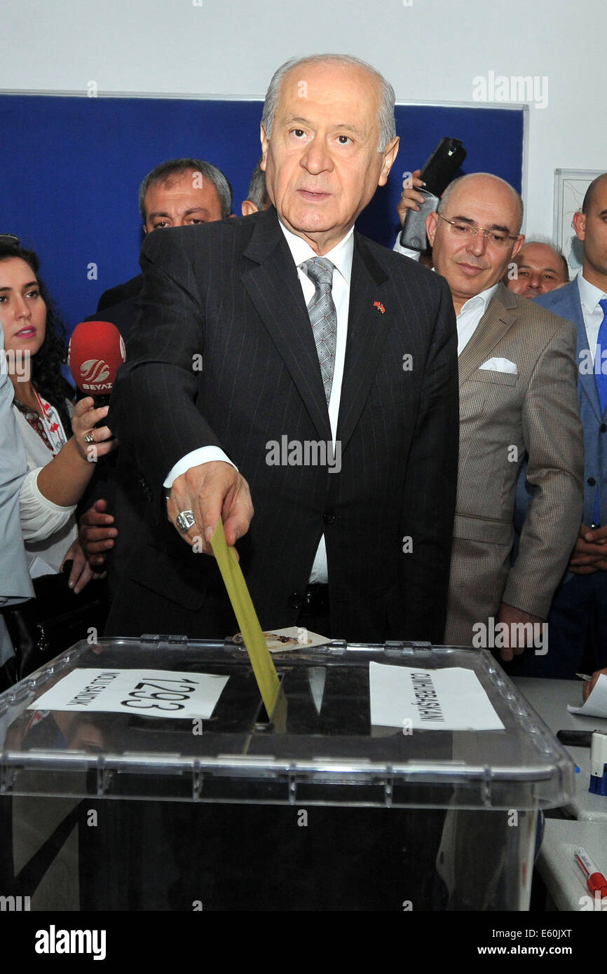 Ankara. 10. August 2014. Devlet Bahceli, Vorsitzender der türkischen Opposition Partei der nationalistischen Bewegung, wirft seinen Stimmzettel in einem Wahllokal in Ankara, die Hauptstadt der Türkei, 10. August 2014. Türken Abstimmung am Sonntag, den ersten Präsident in der modernen Geschichte des Landes zu wählen, die durch eine allgemeine Öffentlichkeit anstatt des Parlaments gewählt wird gestartet. Bildnachweis: Xinhua/Alamy Live-Nachrichten Stockfoto