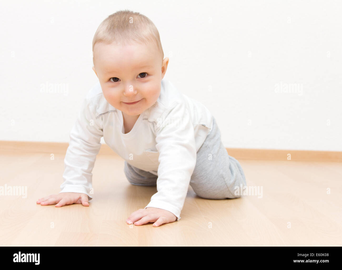 glückliches Baby Boy kriechen Stockfoto