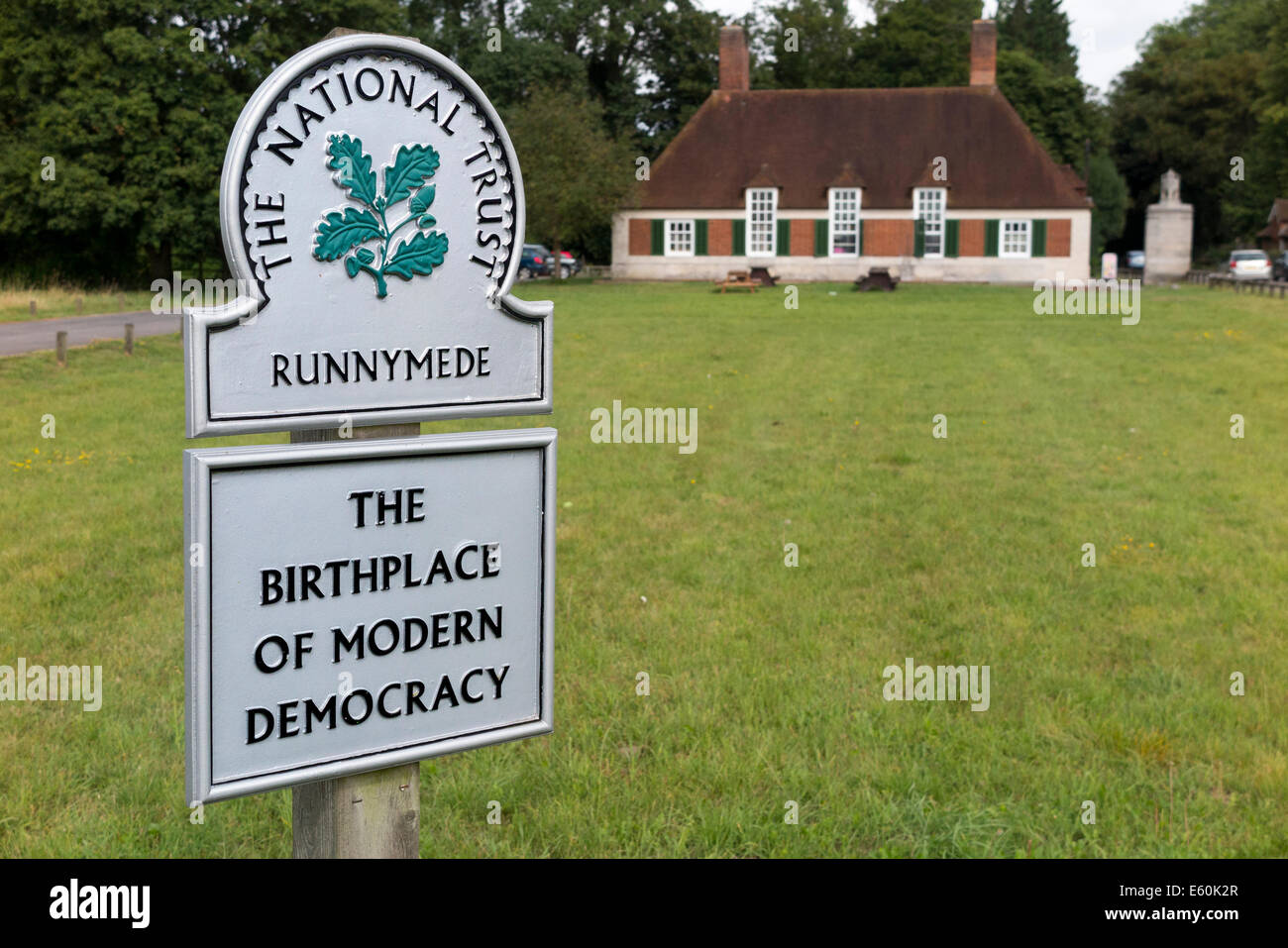 National Trust Zeichen / Wegweiser / post; Runnymede, Surrey. VEREINIGTES KÖNIGREICH. Runnymede war der Ort der Unterzeichnung der Magna Carta im Jahr 1215. Stockfoto