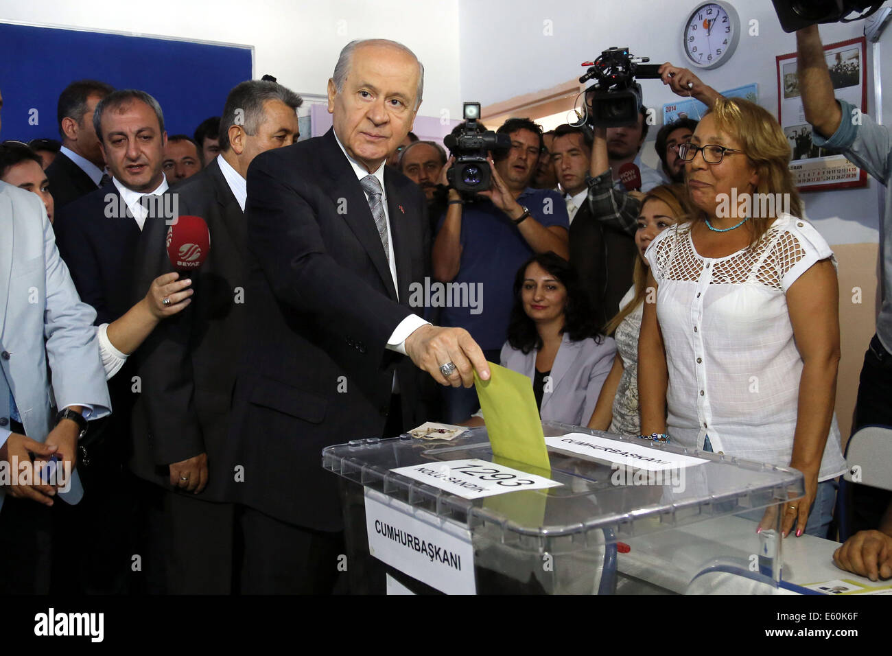 Ankara. 10. August 2014. Devlet Bahceli, Vorsitzender der türkischen Opposition Partei der nationalistischen Bewegung, wirft seinen Stimmzettel in einem Wahllokal in Ankara, die Hauptstadt der Türkei, 10. August 2014. Türken Abstimmung am Sonntag, den ersten Präsident in der modernen Geschichte des Landes zu wählen, die durch eine allgemeine Öffentlichkeit anstatt des Parlaments gewählt wird gestartet. Bildnachweis: Xinhua/Alamy Live-Nachrichten Stockfoto