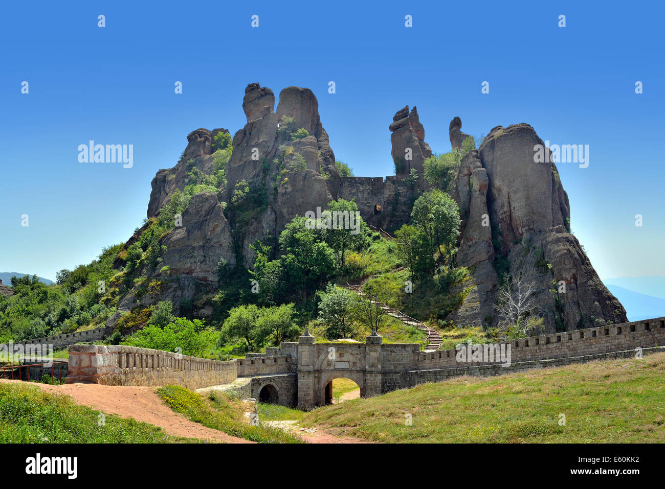 Belogradchik Festung und Felsen an einem klaren sonnigen Tag in Bulgarien. Stockfoto