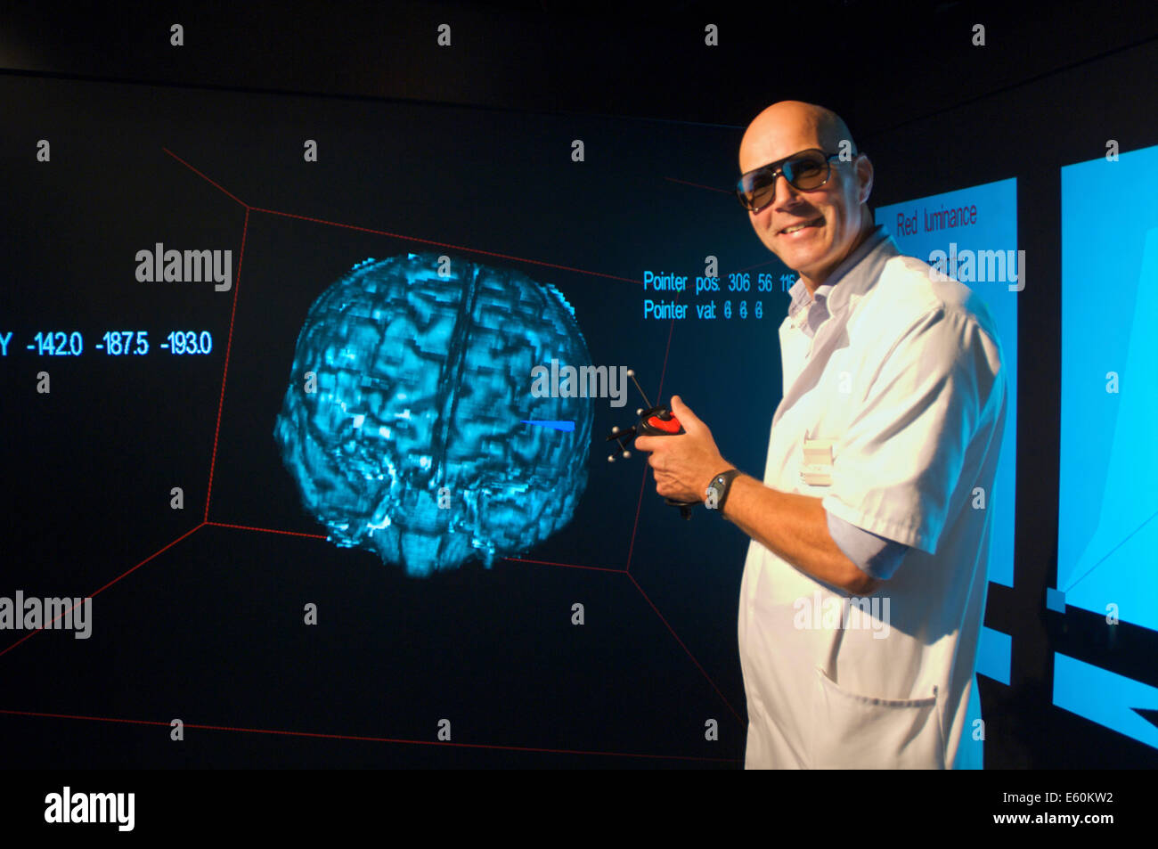 Porträt von einem Facharzt zeigt auf den Bereich, wo die Alzheimer-Krankheit auf eine virtuelle 3D Bild des Gehirns befindet Stockfoto