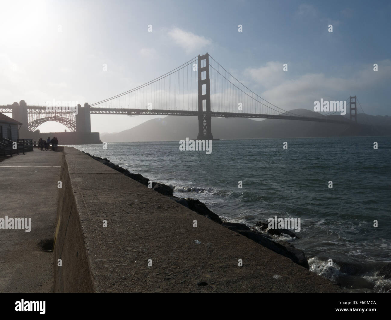 Ein Spaziergang entlang des Marine Drive in San Francisco mit herrlichem Blick auf die Golden Gate Bridge Stockfoto