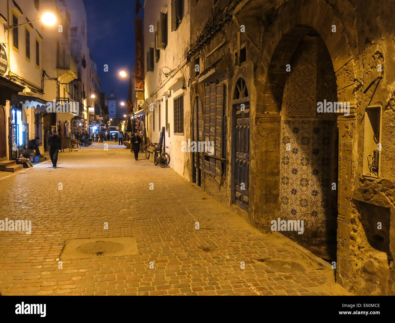 Gepflasterte Straße bei Nacht in Essaouira, Marokko Stockfoto