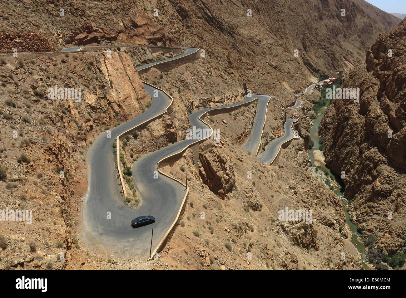 Ein Fahrzeug macht seinen Weg durch die Dades-Schlucht (Marokko) eine unheimliche windigen Straße Stockfoto