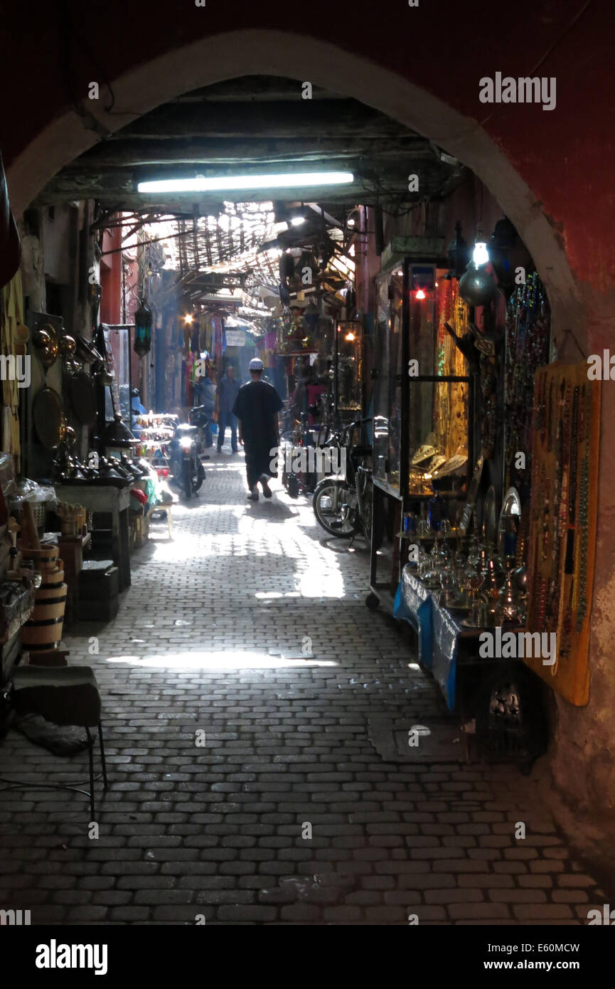 Licht und Schatten in das Labyrinth der Souks in Marrakesch Stockfoto