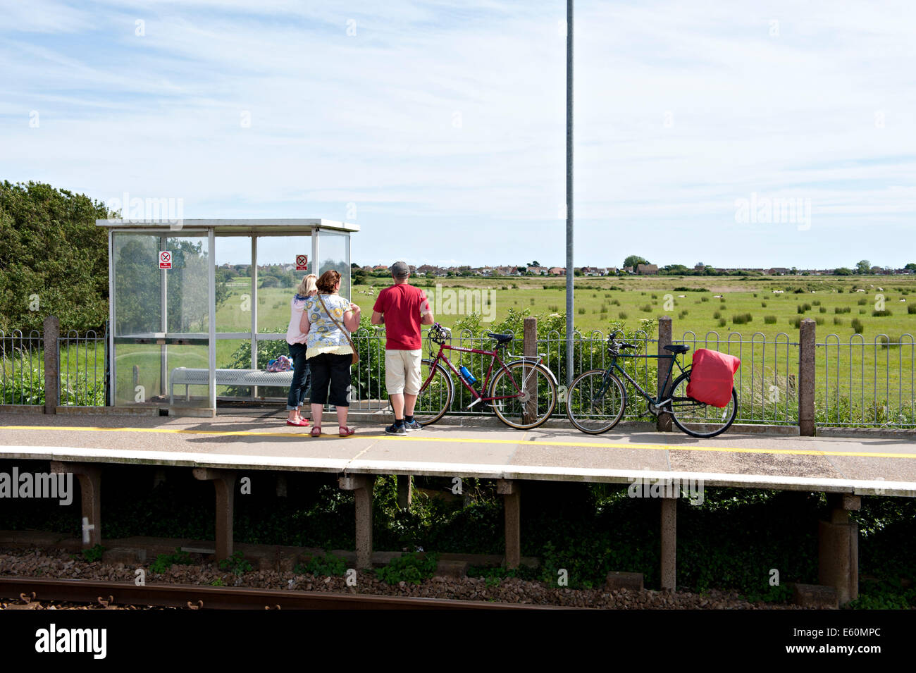 Passagiere an Pevensey Bay Railway Station an der englischen Südküste Stockfoto