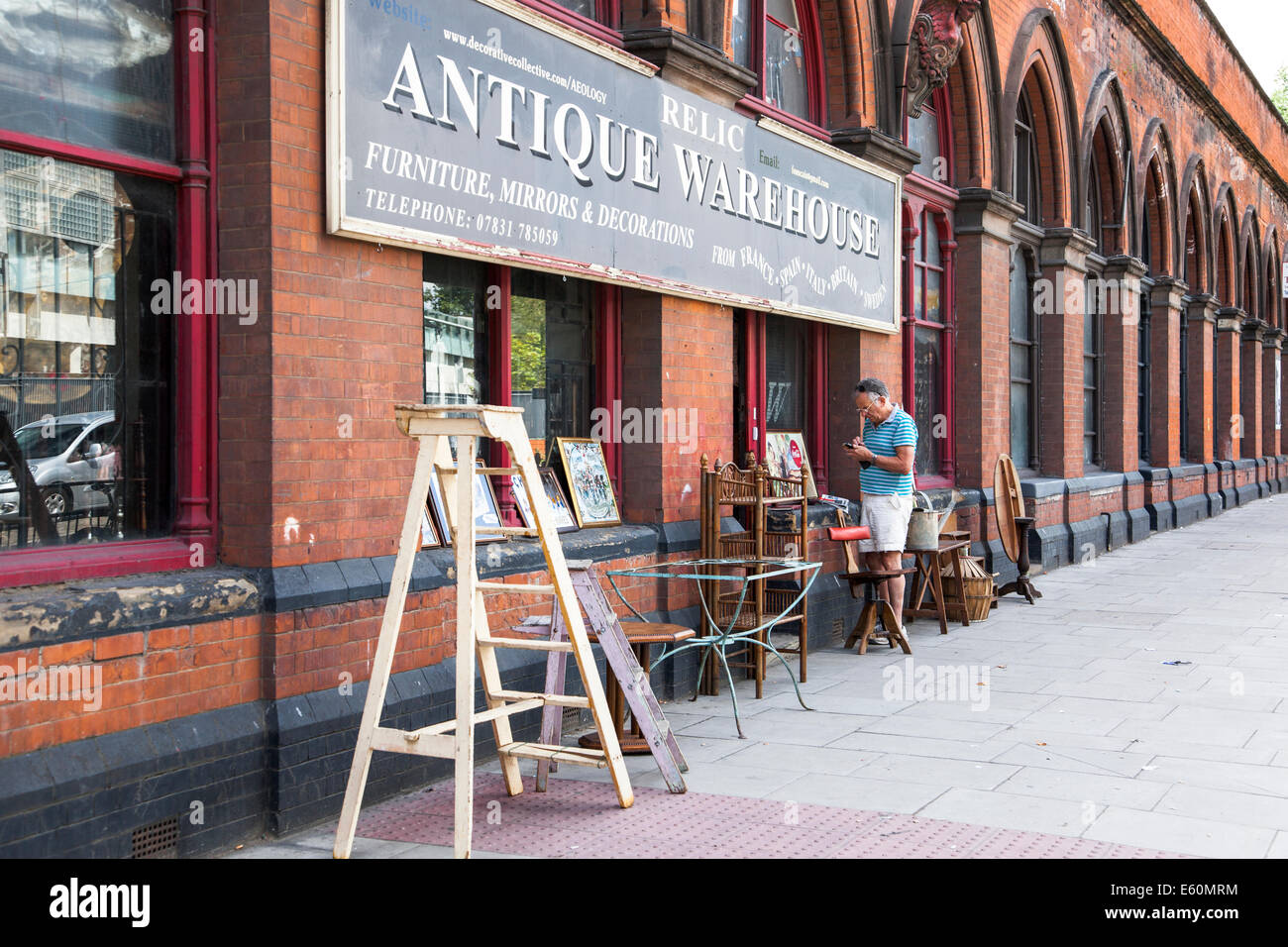 London, England - antike Verkäufer arbeiten am Wochenende Stockfoto