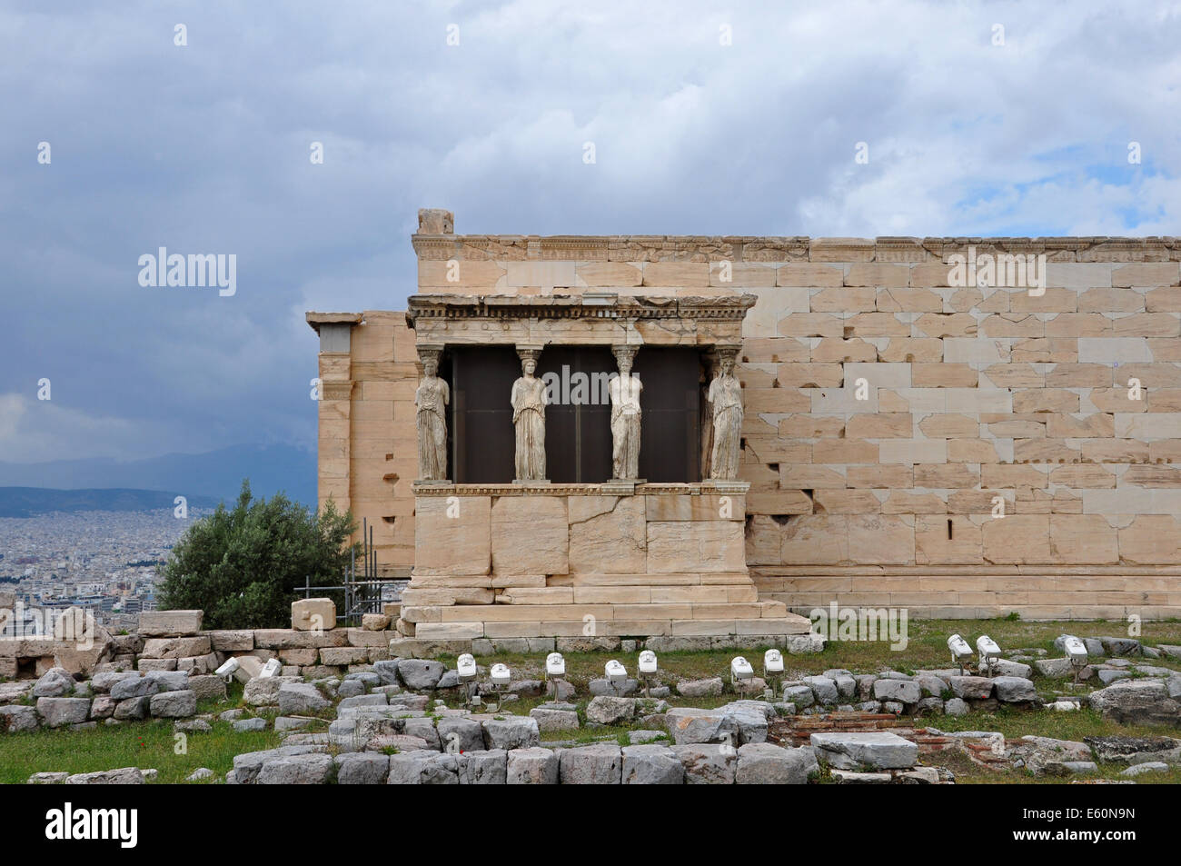 Veranda der Karyatiden Außenansicht des Erechtheions antiken Tempel Ruinen auf der Akropolis, Athen. Stockfoto