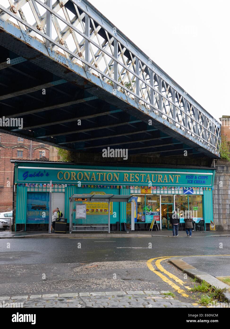 Chip-Shop-Restaurant unter der alten Eisenbahnbrücke in Glasgow, Schottland, Großbritannien Stockfoto