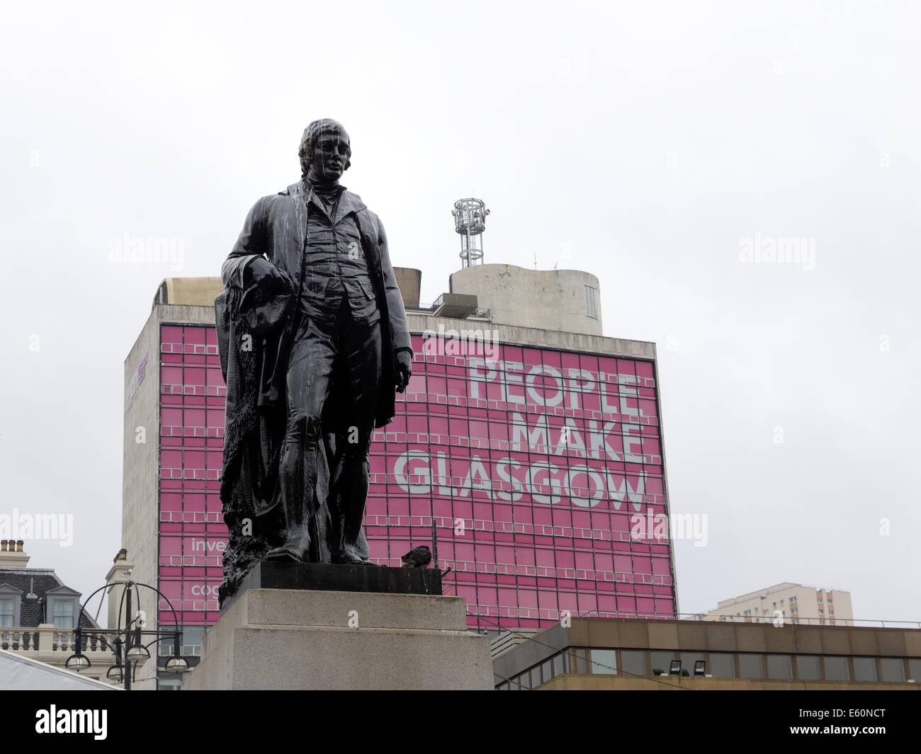 Rabbie Burns Statue mit dem "Menschen machen Glasgow" Slogan auf dem George Square, Glasgow, Schottland Stockfoto