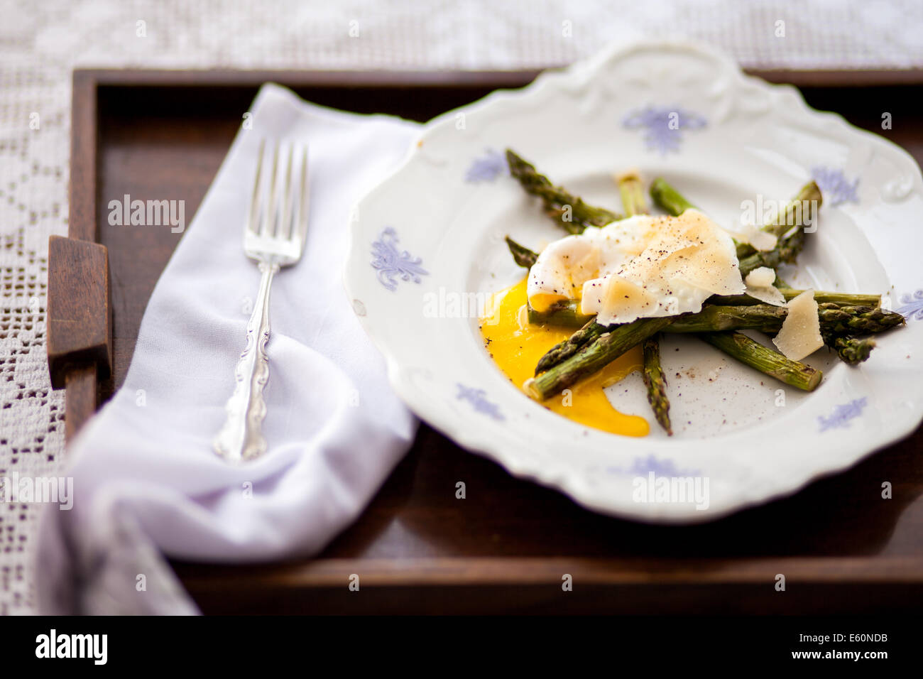 Teller mit pochiertem Ei auf Spargel Stockfoto