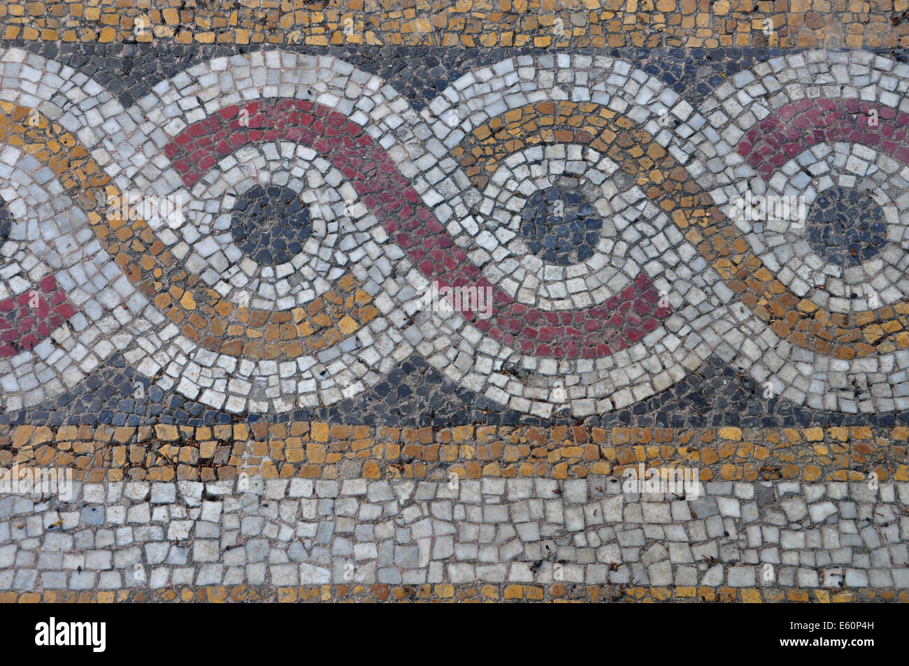 Boden Mosaik Hintergrund mit Kreise Muster abstrakt geometrische Gestaltung auf byzantinischen Kirche außen. Stockfoto