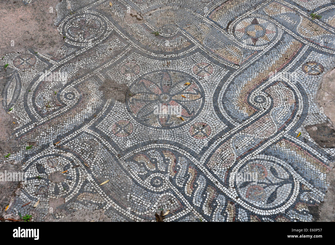 Antike römische Bodenmosaik mit geometrischen Formen-Motiv und Blumenmuster. Zusammenfassung Hintergrund. Stockfoto