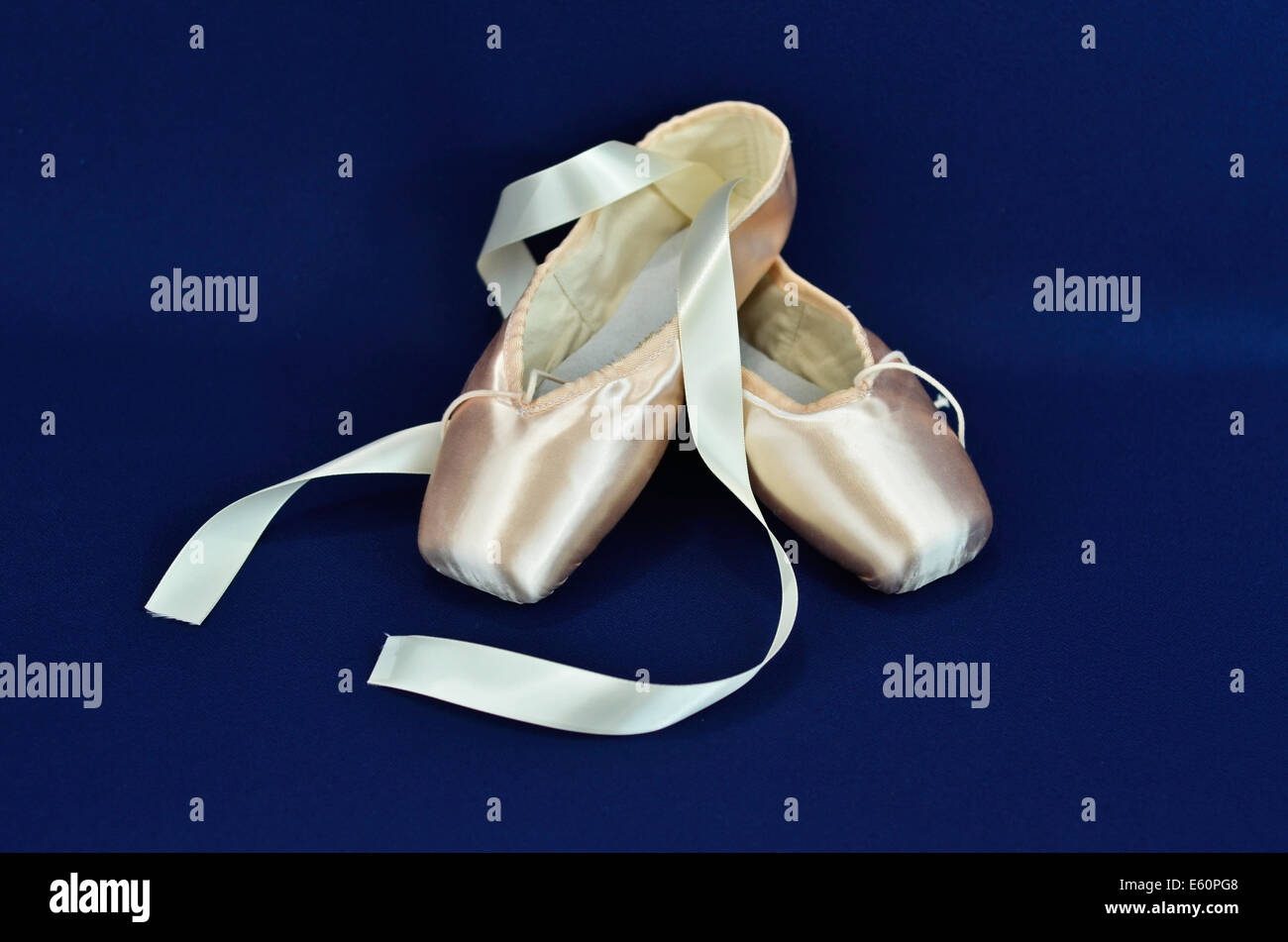 Ballettschuhe auf blauem Hintergrund Stockfoto