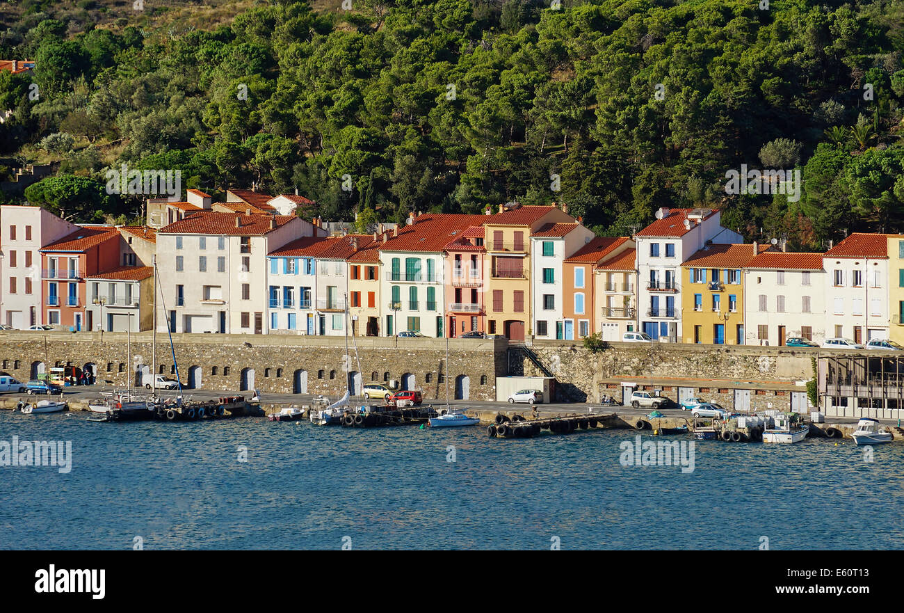 bunte Uferpromenade Häuser in den Hafen von Port-Vendres, Roussillon, Pyrenäen Orientales, Vermilion Küste, Frankreich Stockfoto