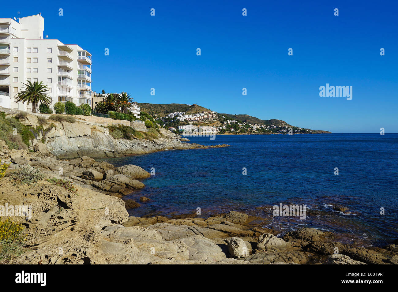 felsige Ufer des Mittelmeers in der Nähe der Stadt Rosas in der Costa Brava, Katalonien, Spanien Stockfoto