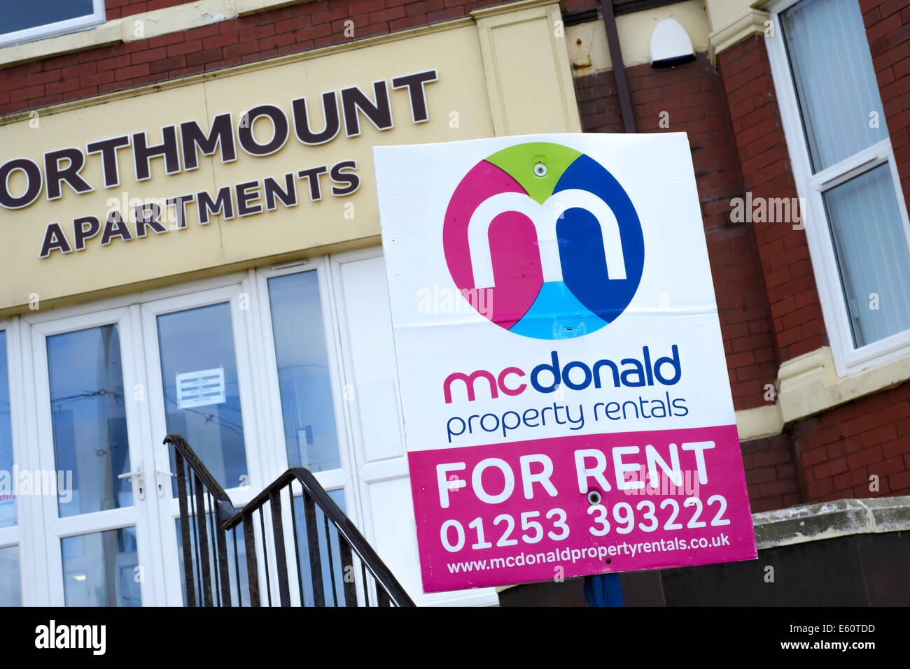 Immobilie zu vermieten Schild draußen Apartments in Blackpool, Lancashire, Großbritannien Stockfoto